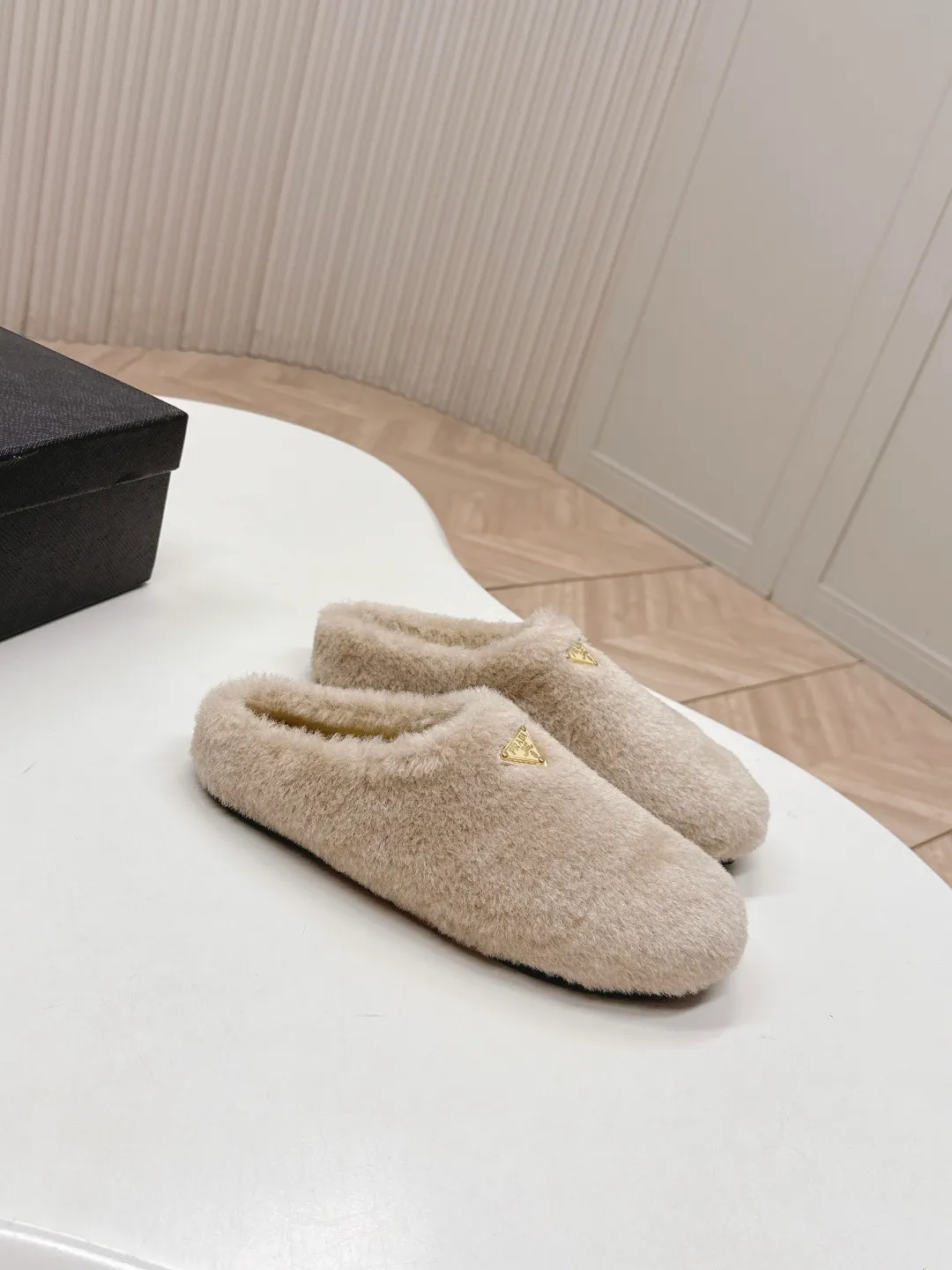 👟👟Ex-factory price 520👟👟 Prada prada25 autumn and winter furry slippers series, half-slip wool slippers, classic triangle buckle, comfortable, cute, cute, fashionable, elegant and versatile, the wool is comfortable and soft, awakening the warmth of autumn and winter. Let you walk comfortably from morning to night. Pair it with socks to easily cope with the changing seasons. Wool, sheep pattern lining, original outsole! 35-40 yards